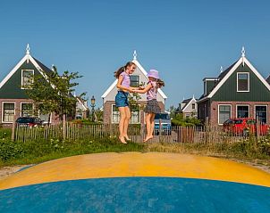 Kinderen spelen buiten bij Vakantiehuis Munt 6, Uitdam, plezierige omgeving in Amsterdam eo, Noord-Holland.