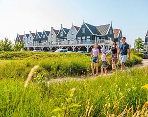 Wandelen langs de natuur bij Vakantiehuis Munt 6, Uitdam, serene omgeving in Amsterdam eo, Noord-Holland.