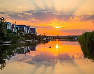 Adembenemende zonsondergang bij Vakantiehuis Munt 6, Uitdam, schilderachtig uitzicht in Amsterdam eo, Noord-Holland.