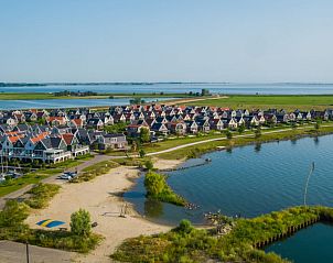 Luchtfoto van Appartement Zuiderzee 10 en omgeving in Uitdam, Amsterdam aan het meer.