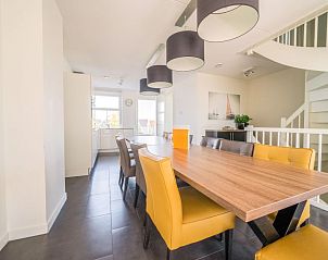 Ruime eetkamer van Appartement Markermeer 12 in Uitdam, Amsterdam eo, Noord-Holland, perfect voor gezellige diners.