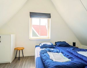 Stijlvolle slaapkamer in Appartement Markermeer 12, Uitdam, Amsterdam eo, Noord-Holland, met veel daglicht.
