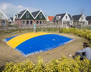 Speelplaats bij Appartement Markermeer 12, Uitdam, Amsterdam eo, Noord-Holland, met kleurrijke springkussen.