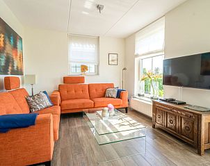 Gezellige woonkamer van Vakantiehuis Munt 4 in Uitdam, Amsterdam eo, Noord-Holland met moderne inrichting.