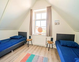 Tweede slaapkamer in Vakantiehuis Munt 4, Uitdam, Amsterdam eo, Noord-Holland met twee eenpersoonsbedden.