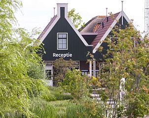 Receptie van Vakantiehuis Munt 4, Uitdam, Amsterdam eo, Noord-Holland omgeven door groen.