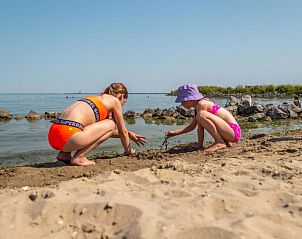 Kinderen spelen op het strand nabij Vakantiehuis Gulden Daalder 8, gezinsvriendelijk vakantiehuis in Uitdam, Amsterdam eo, Noord-Holland.