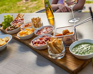Heerlijke hapjes op tafel bij Vakantiehuis Gulden Daalder 8, culinair genieten in Uitdam, Amsterdam eo, Noord-Holland.