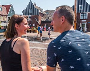 Koppel geniet van de stad nabij Vakantiehuis Gulden Daalder 8, cultureel vakantiehuis in Uitdam, Amsterdam eo, Noord-Holland.