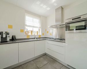 Moderne keuken in Vakantiehuis Speeltoren 8, Uitdam, Amsterdam eo, Noord-Holland met veel lichtinval.