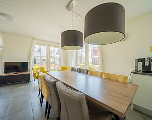 Ruime eetkamer in Vakantiehuis Speeltoren 8, Uitdam, Amsterdam eo, Noord-Holland met lange eettafel.