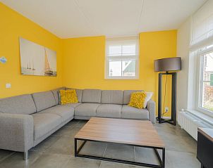 Comfortabele zithoek in Vakantiehuis Speeltoren 8, Uitdam, Amsterdam eo, Noord-Holland met grote bank.