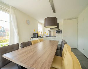 Eetruimte en keuken in Vakantiehuis Speeltoren 8, Uitdam, Amsterdam eo, Noord-Holland met moderne inrichting.