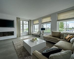 Stijlvolle woonkamer van Appartement Zuiderzee Luxe 6 in Uitdam, Amsterdam eo, Noord-Holland met moderne inrichting.