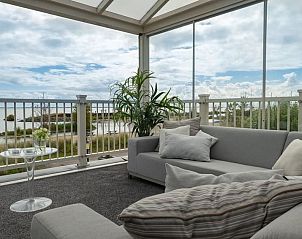 Gezellig terras van Appartement Zuiderzee Luxe 6 in Uitdam, Amsterdam eo, Noord-Holland met prachtig uitzicht op het water.