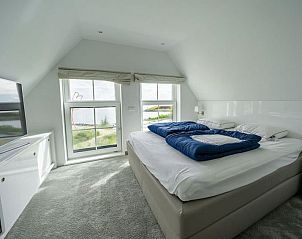 Slaapkamer op zolderverdieping van Appartement Zuiderzee Luxe 6 in Uitdam, Amsterdam eo, Noord-Holland met uitzicht.