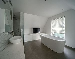 Minimalistische badkamer in Appartement Zuiderzee Luxe 6 in Uitdam, Amsterdam eo, Noord-Holland met stijlvolle afwerking.