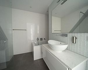 Elegante wastafel in Appartement Zuiderzee Luxe 6 in Uitdam, Amsterdam eo, Noord-Holland met moderne uitstraling.