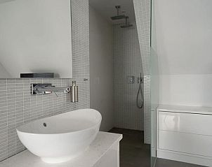 Moderne toilet in Appartement Zuiderzee Luxe 6 in Uitdam, Amsterdam eo, Noord-Holland met minimalistisch design.