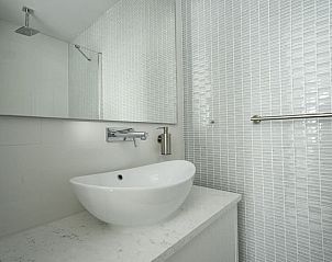 Uitzicht vanuit slaapkamer in Appartement Zuiderzee Luxe 6 in Uitdam, Amsterdam eo, Noord-Holland op het water.