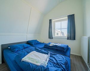 Slaapkamer met tweepersoonsbed in Vakantiehuis Westertoren Sauna 12, EuroParcs Poort van Amste, Uitdam, Amsterdam eo.