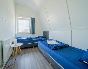 Slaapkamer met enkel bed in Vakantiehuis Westertoren Sauna 12, EuroParcs Poort van Amste, Uitdam, Amsterdam eo, gezellig ingericht.