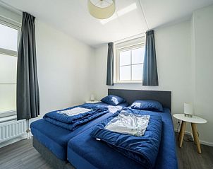 Moderne slaapkamer in Vakantiehuis Westertoren Sauna 12, EuroParcs Poort van Amste, Uitdam, Amsterdam eo, met veel licht.