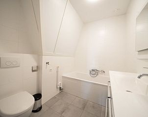 Stijlvolle douche in Vakantiehuis Westertoren Sauna 12, EuroParcs Poort van Amste, Uitdam, Amsterdam eo, met modern design.