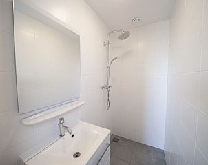 Badkamer met douche en toilet in Vakantiehuis Westertoren Sauna 12, EuroParcs Poort van Amste, Uitdam, Amsterdam eo.