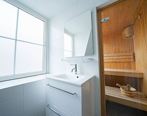 Houten sauna in Vakantiehuis Westertoren Sauna 12, EuroParcs Poort van Amste, Uitdam, Amsterdam eo, voor ultieme ontspanning.