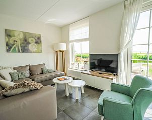 Gezellige woonkamer in Vakantiehuis Florijn 6, Uitdam, Amsterdam eo, Noord-Holland met uitzicht op de tuin.