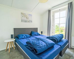Comfortabele slaapkamer in Vakantiehuis Florijn 6, Uitdam, Amsterdam eo, Noord-Holland met veel natuurlijk licht.