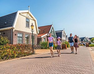 Familie geniet van een wandeling bij Vakantiehuis Florijn 6, Uitdam, Amsterdam eo, Noord-Holland.