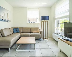 Stijlvolle woonkamer in Vakantiehuis Florijn 6, Uitdam, Amsterdam eo, Noord-Holland met comfortabele bank.