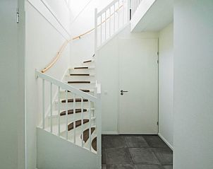 Trapopgang in Vakantiehuis Florijn 6, Uitdam, Amsterdam eo, Noord-Holland, modern en ruim.
