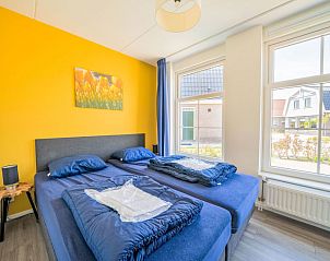 Slaapkamer met twee bedden in Vakantiehuis Florijn 6, Uitdam, Amsterdam eo, Noord-Holland.