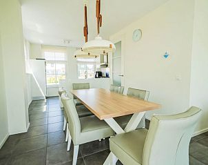 Familie wandelt in de buurt van Vakantiehuis Florijn 6, Uitdam, Amsterdam eo, Noord-Holland, omringd door natuur.