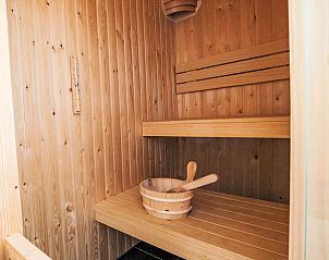 Kinderen spelen op trampoline bij Vakantiehuis Florijn 6, Uitdam, Amsterdam eo, Noord-Holland.