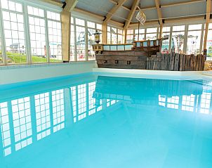 Binnenzwembad met speelse elementen bij Vakantiehuis Westertoren 12 in Uitdam, Amsterdam eo, Noord-Holland.