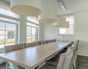 Grote eettafel in Vakantiehuis Westertoren 12, Uitdam, Amsterdam eo, Noord-Holland, ideaal voor gezellige diners.