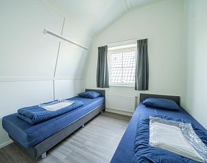 Slaapkamer met twee eenpersoonsbedden in Vakantiehuis Westertoren 12, Uitdam, Amsterdam eo, Noord-Holland.
