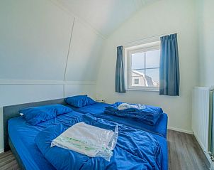 Ruime slaapkamer in Vakantiehuis Westertoren 12, Uitdam, Amsterdam eo, Noord-Holland, met comfortabele bedden.