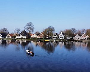 Pittoresk uitzicht op huizen vanaf het water bij Vakantiehuisje in Broek in Waterland, Amsterdam eo, Noord-Holland.