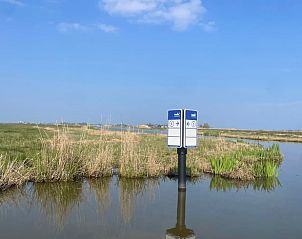 Natuurlijke waterweg met bewegwijzering bij Vakantiehuisje in Broek in Waterland, Amsterdam eo, Noord-Holland.