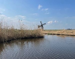 Historische molen aan het water bij Vakantiehuisje in Broek in Waterland, Amsterdam eo, Noord-Holland.