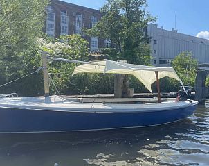 Zonnige dag bij de haven met zeilboot bij Vakantiehuisje in Broek in Waterland, Amsterdam eo, Noord-Holland.