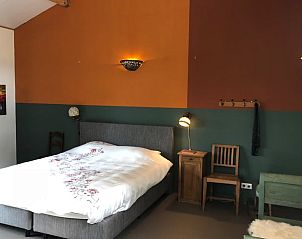 Sfeervolle slaapkamer in Vakantiehuis in Broek in Waterland, Amsterdam eo, Noord-Holland, met warme kleuren.