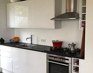 Moderne keuken in Vakantiehuis in Broek in Waterland, Amsterdam eo, Noord-Holland, met witte kasten.