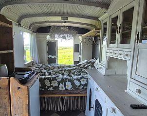 Sfeervolle slaapkamer van Huisje in Broek in Waterland, rustiek vakantiehuis in Amsterdam.