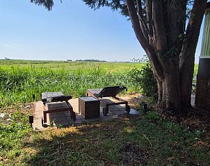 Relaxhoek met ligstoelen bij Huisje in Broek in Waterland, vakantieverblijf in Amsterdam.